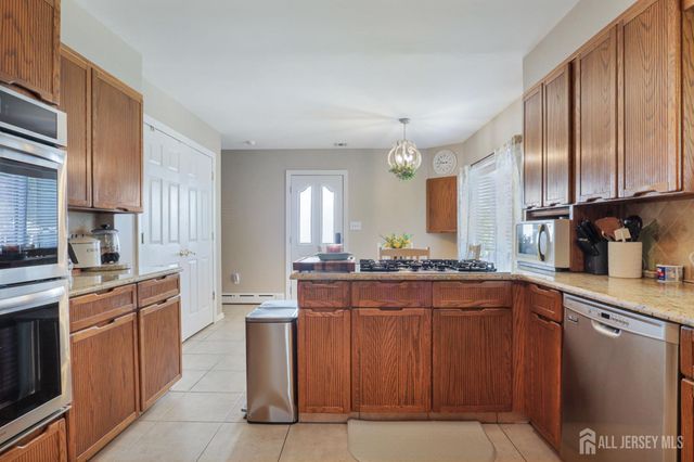 28 Colton Road, Edison, NJ 08817