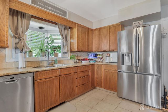 28 Colton Road, Edison, NJ 08817