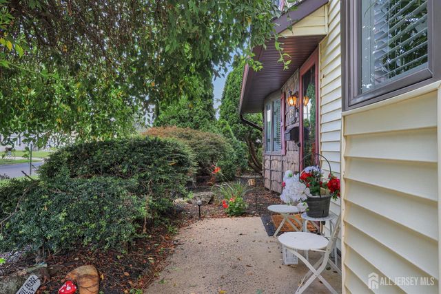 28 Colton Road, Edison, NJ 08817