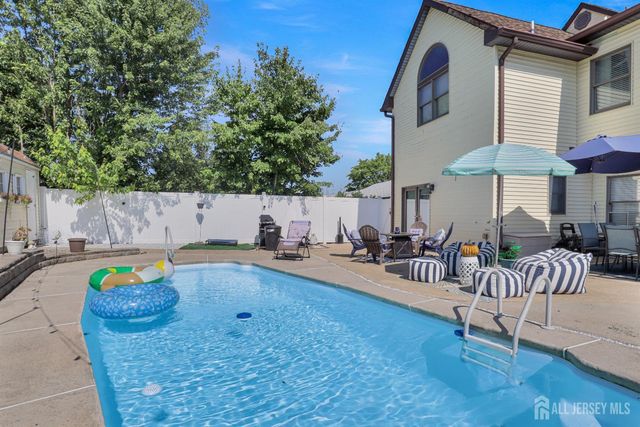 28 Colton Road, Edison, NJ 08817