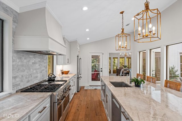 615 Robert Travis Drive, Shreveport, LA 71106