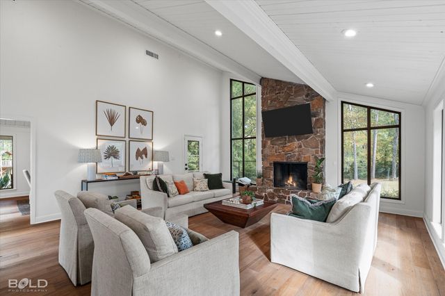 615 Robert Travis Drive, Shreveport, LA 71106