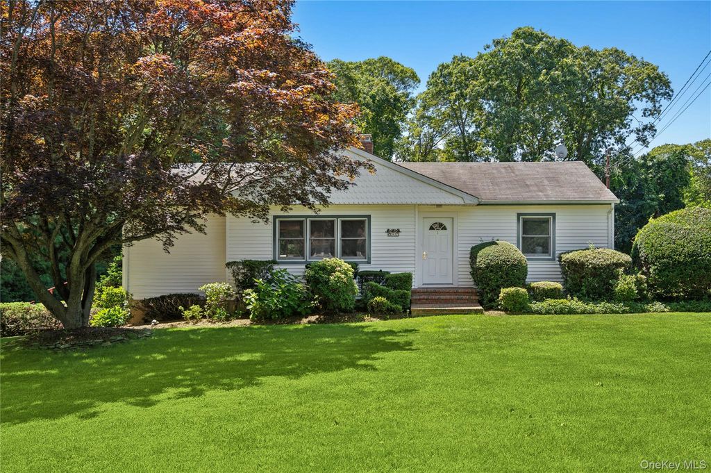 9 Squiretown Road, Hampton Bays, NY 11946