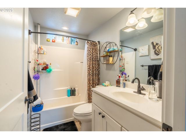 17673 S HATTAN Rd, Oregon City, OR 97045