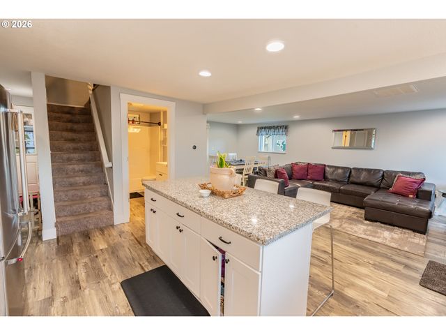 17673 S HATTAN Rd, Oregon City, OR 97045