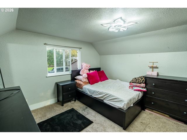 17673 S HATTAN Rd, Oregon City, OR 97045