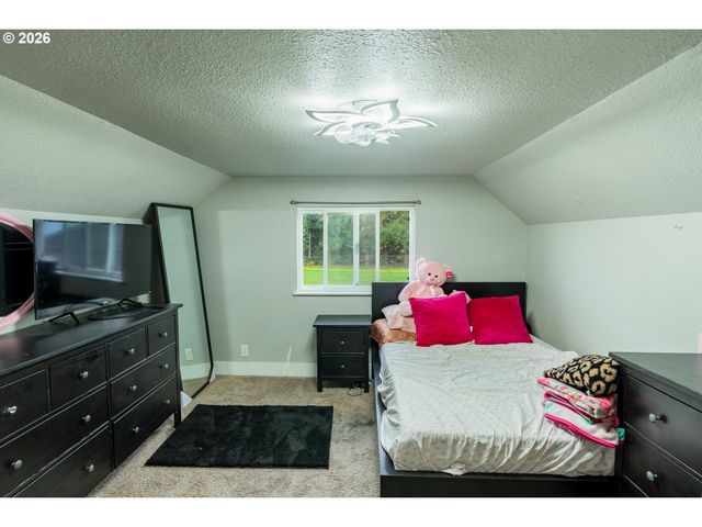 17673 S HATTAN Rd, Oregon City, OR 97045