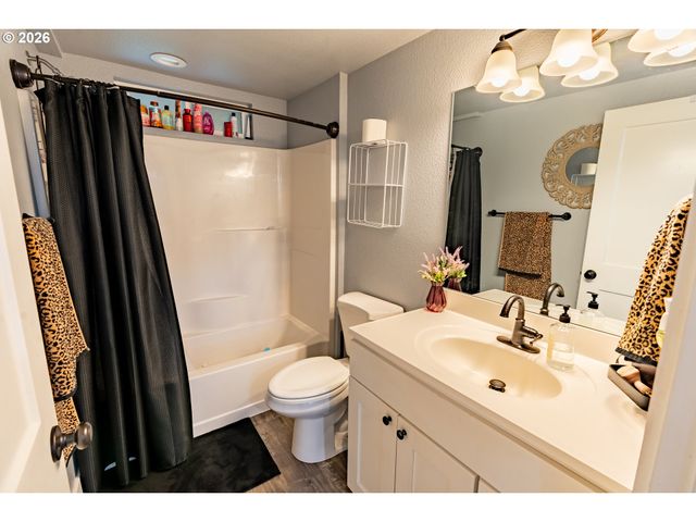 17673 S HATTAN Rd, Oregon City, OR 97045