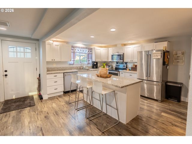 17673 S HATTAN Rd, Oregon City, OR 97045