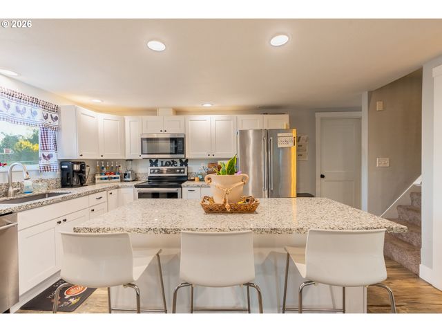 17673 S HATTAN Rd, Oregon City, OR 97045