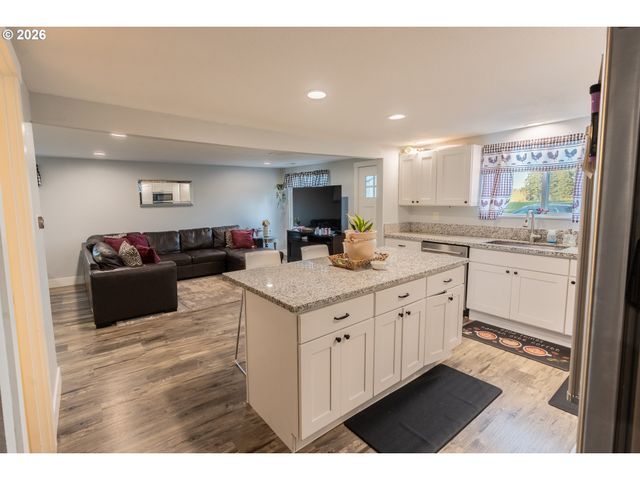 17673 S HATTAN Rd, Oregon City, OR 97045