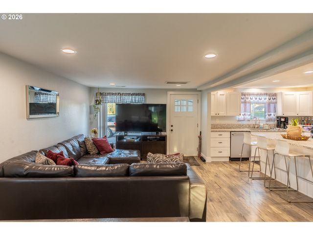 17673 S HATTAN Rd, Oregon City, OR 97045