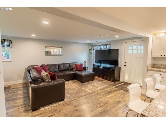 17673 S HATTAN Rd, Oregon City, OR 97045