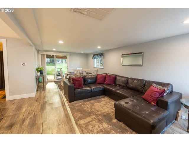 17673 S HATTAN Rd, Oregon City, OR 97045