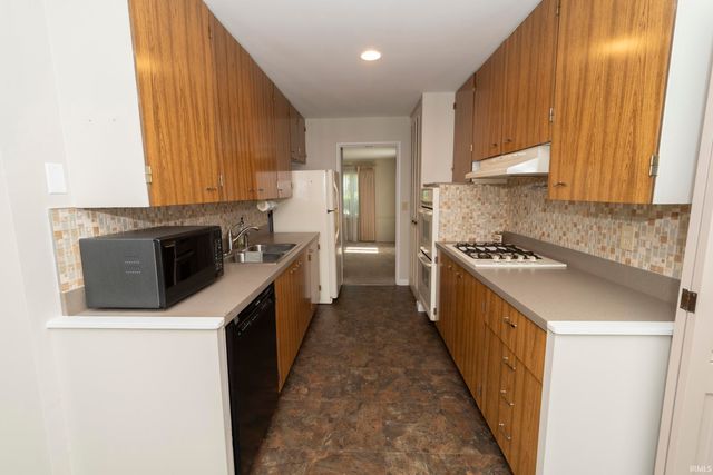 1936 Piedmont Way, South Bend, IN 46614