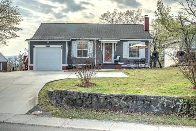 1005 S Crest Road, Rossville, GA 30741