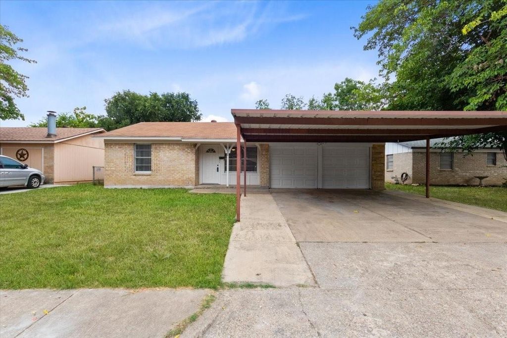1628 Americana Boulevard, Blue Mound, TX 76131