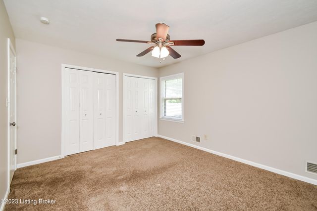 1042 Cristland Rd, Louisville, KY 40214