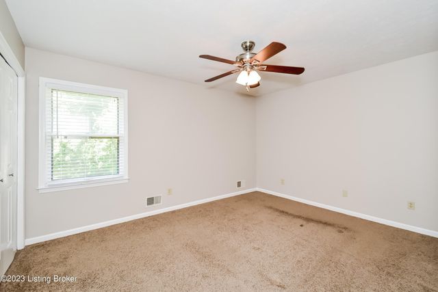 1042 Cristland Rd, Louisville, KY 40214