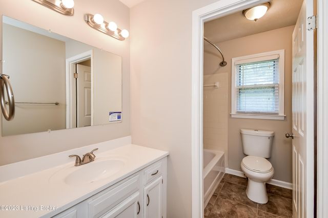 1042 Cristland Rd, Louisville, KY 40214