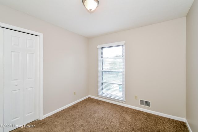 1042 Cristland Rd, Louisville, KY 40214