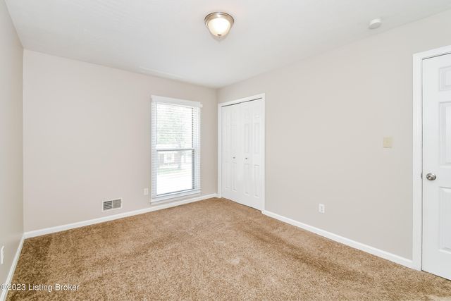 1042 Cristland Rd, Louisville, KY 40214