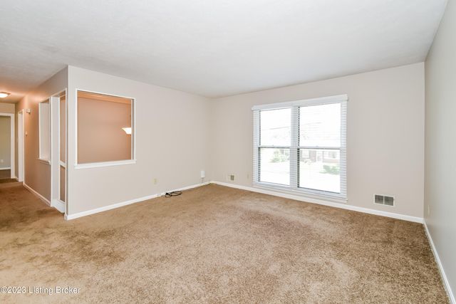 1042 Cristland Rd, Louisville, KY 40214