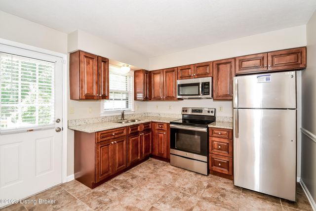 1042 Cristland Rd, Louisville, KY 40214