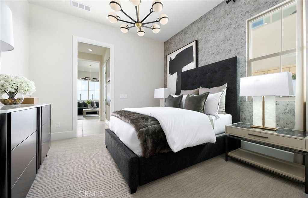 Image 11 of property listing at 11817 Canoga Avenue, Chatsworth, CA 91311