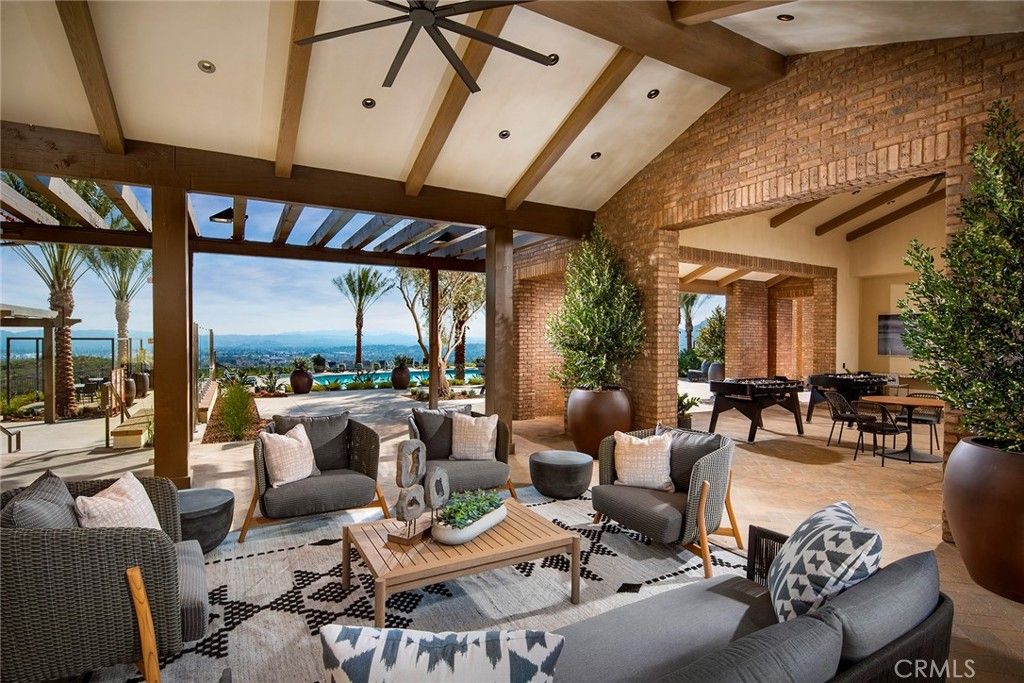 Image 13 of property listing at 11817 Canoga Avenue, Chatsworth, CA 91311