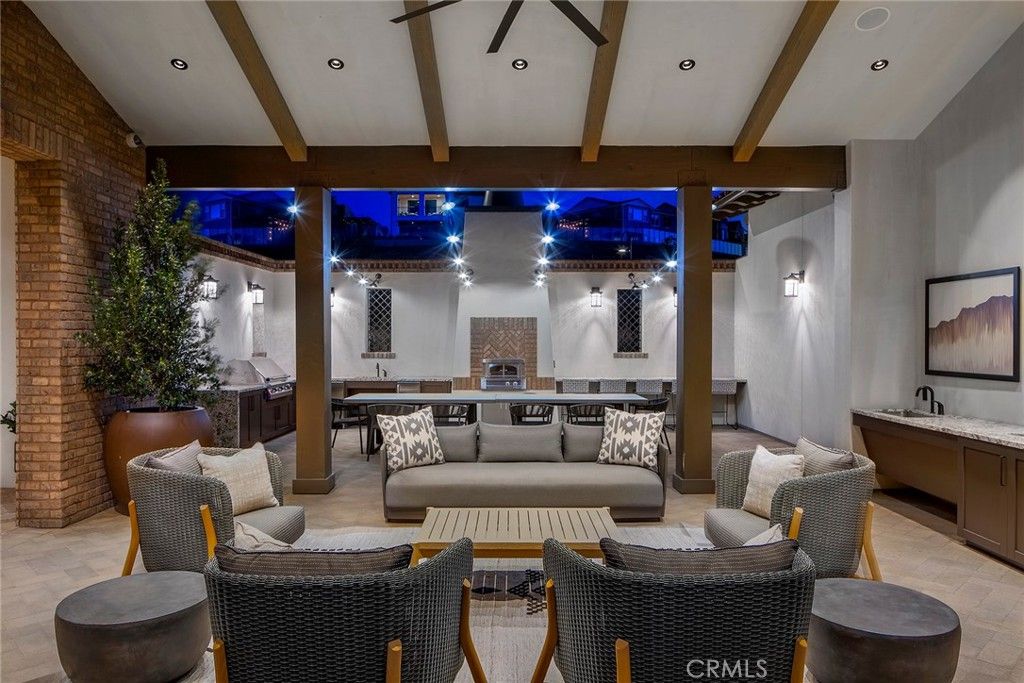 Image 18 of property listing at 11817 Canoga Avenue, Chatsworth, CA 91311