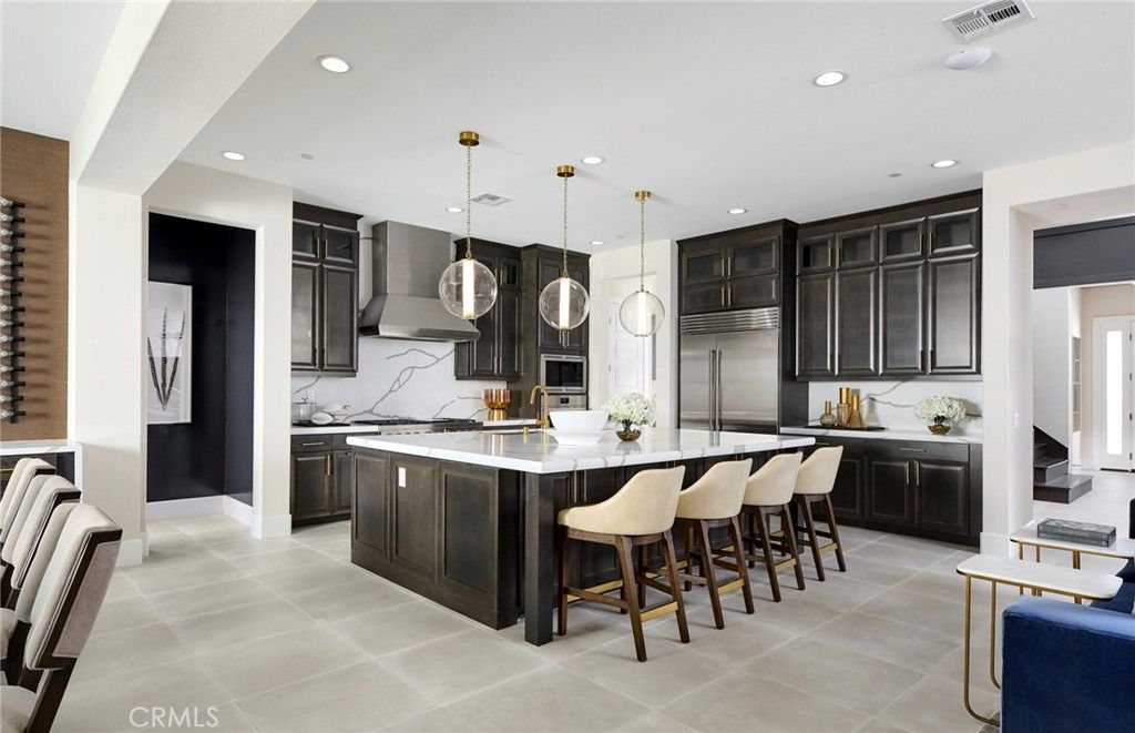 Image 4 of property listing at 11817 Canoga Avenue, Chatsworth, CA 91311