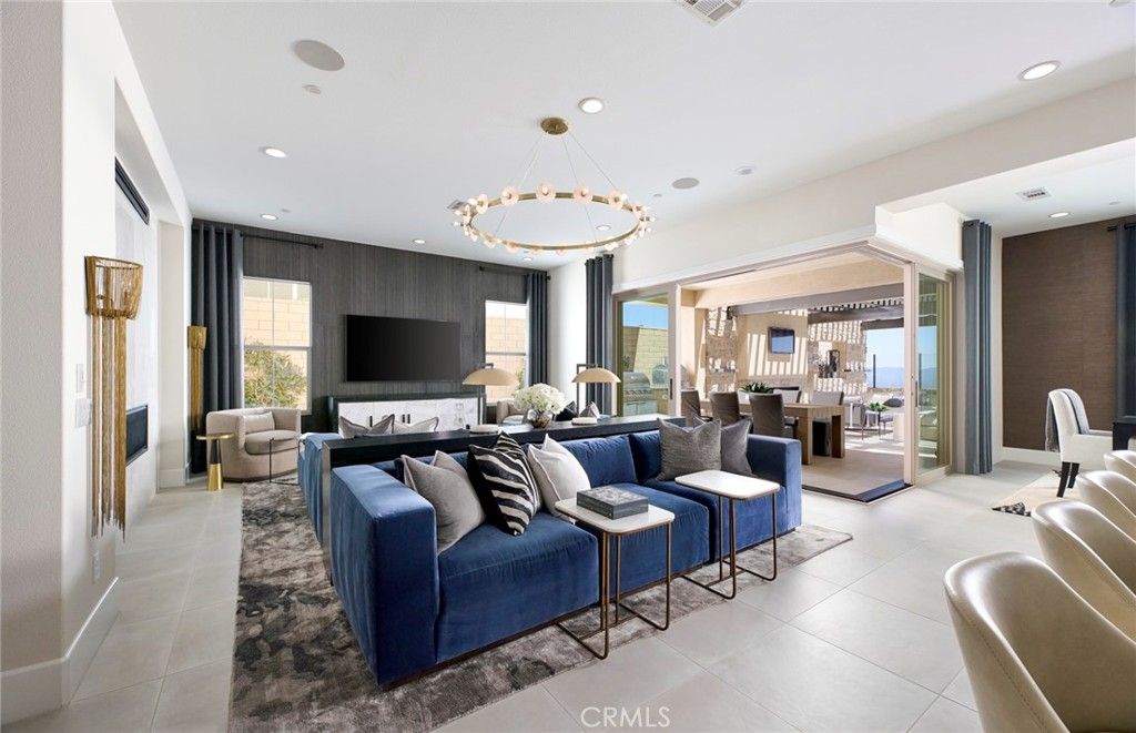 Image 6 of property listing at 11817 Canoga Avenue, Chatsworth, CA 91311