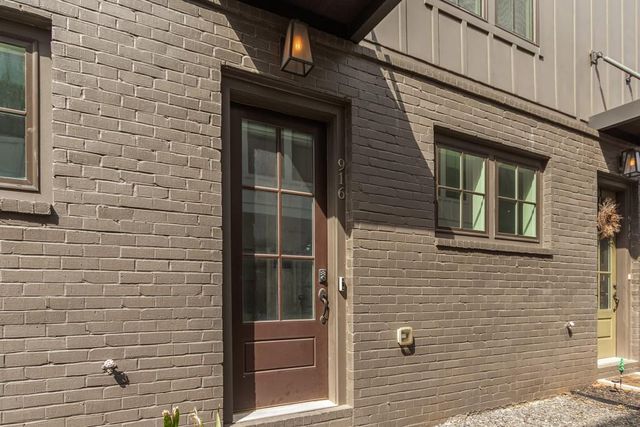 916 Brees Court, Atlanta, GA 30318
