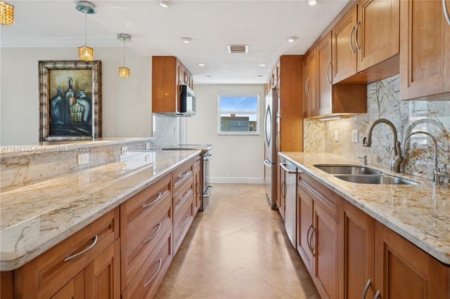 1160 Hillsboro Mile 901, Hillsboro Beach, FL 33062