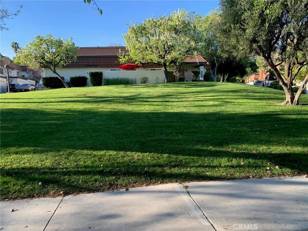 Image 2 of property listing at 10065 Larwin 5, Chatsworth, CA 91311
