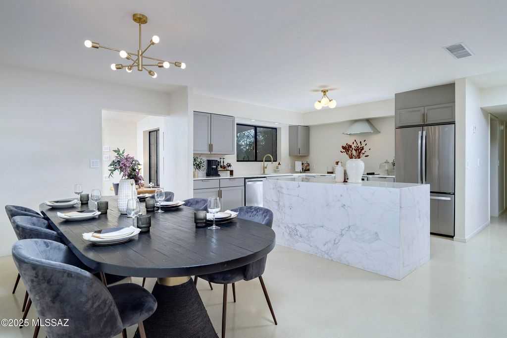 1005 W Emerine Drive, Tucson, AZ 85704