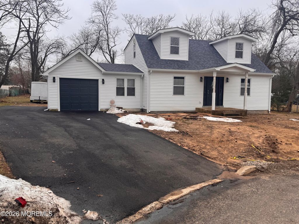 18 Pica Place, Tinton Falls, NJ 07724