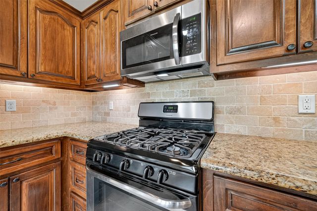 504 Lexington Avenue, Clute, TX 77531