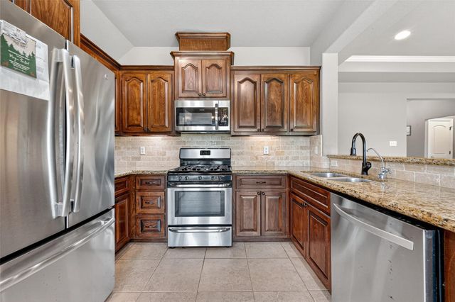 504 Lexington Avenue, Clute, TX 77531