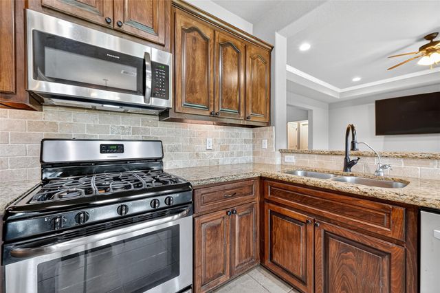 504 Lexington Avenue, Clute, TX 77531