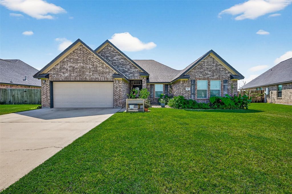 504 Lexington Avenue, Clute, TX 77531