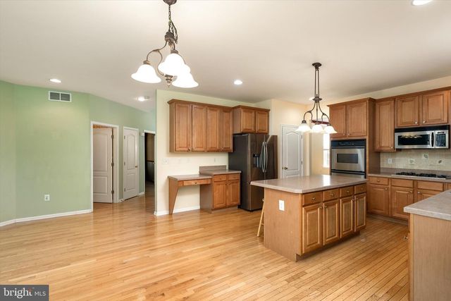 18 LOCKEWOOD LN, East Windsor, NJ 08520