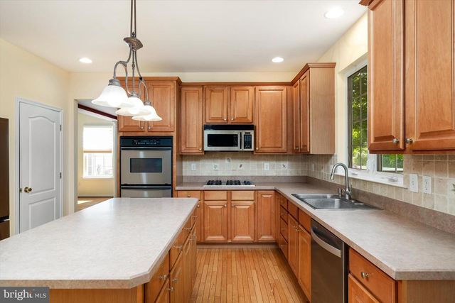 18 LOCKEWOOD LN, East Windsor, NJ 08520