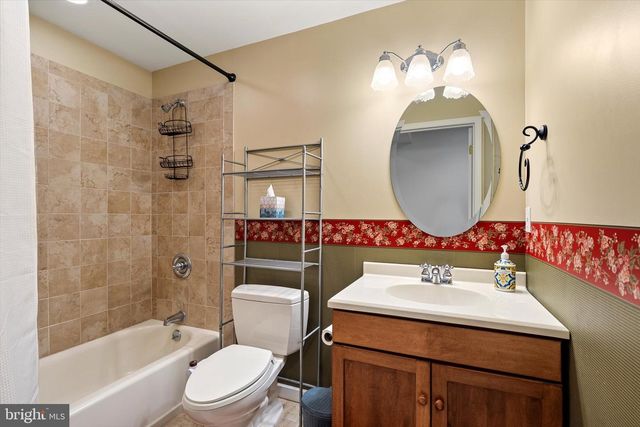 18 LOCKEWOOD LN, East Windsor, NJ 08520