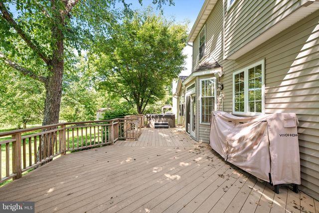 18 LOCKEWOOD LN, East Windsor, NJ 08520