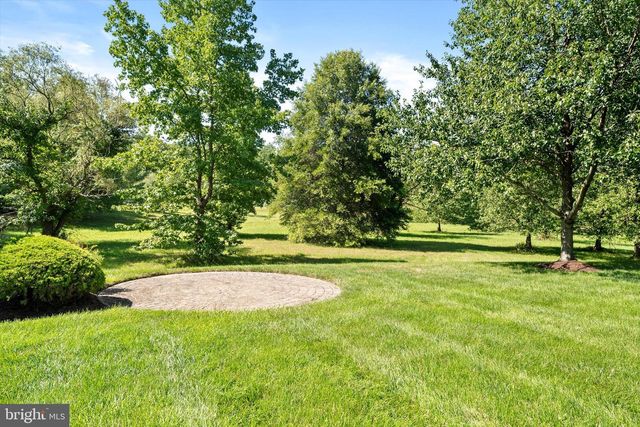 18 LOCKEWOOD LN, East Windsor, NJ 08520