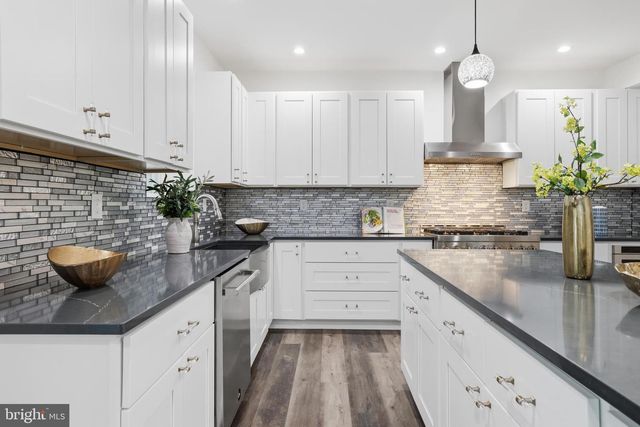 6925 BARRETT RD, Falls Church, VA 22042