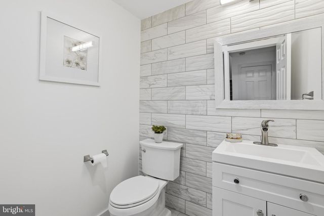 6925 BARRETT RD, Falls Church, VA 22042