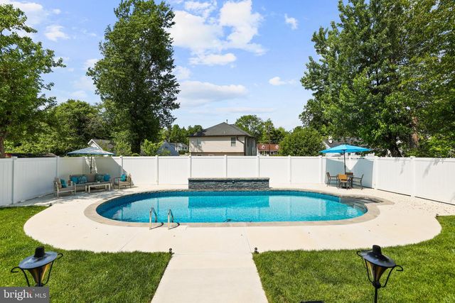 6925 BARRETT RD, Falls Church, VA 22042